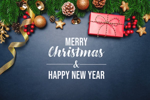 Noel hediyesi ve mavi arka planda Noel süslemesi olan çam ağacı