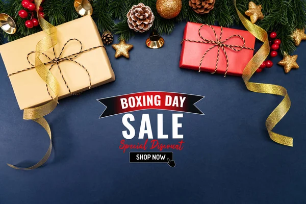 Venta de día de boxeo con regalo de Navidad y decoración de Navidad sobre fondo azul — Foto de Stock
