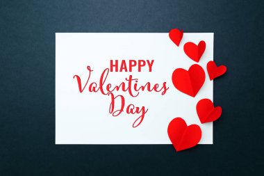 Mavi kağıt çerçeveli, düz, üst manzaralı, kırmızı kalpli sevgililer günü kartı