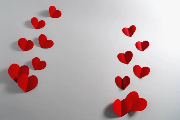 Valentijnskaart met rood hart op witte achtergrond, abstract, plat, bovenaanzicht — Stockfoto
