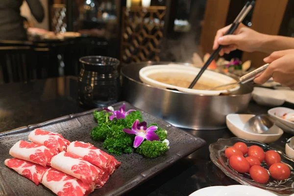 Färskt kött set med körsbärstomat för kinesisk shabu restaurang — Stockfoto