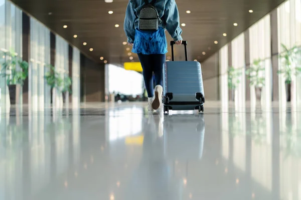 Viajante com mala andando com transporte de bagagem no terminal do aeroporto para viagens aéreas — Fotografia de Stock