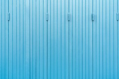 Mavi ahşap pencere arkaplanı yaşlandırıldı ve çatlak dokusu