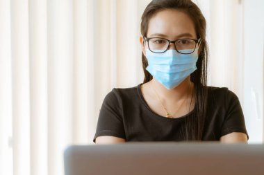 Çalışırken maske takan kadın, Coronavirus, hava kirliliği, tıbbi maskeli alerji hastası kadın.