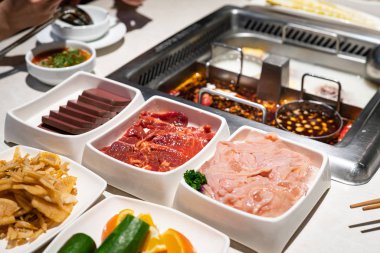Çin Hotpot Shabu baharatlı ve ekşi çorba ile et ve deniz ürünleri, Suki Çin tarzı - seçici odaklanma