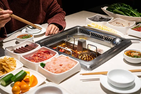 Kínai Hotpot shabu fűszeres és savanyú leves hússal és tenger gyümölcseivel, Suki kínai stílus - szelektív fókusz — Stock Fotó