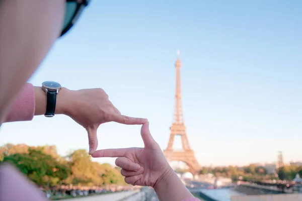 Kobieta Turystka Wieży Eiffla Paryż Punkt Orientacyjny Zwiedzanie Francji — Zdjęcie stockowe