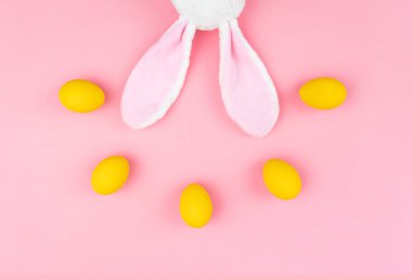 Paskalya günü süslü yumurtalarla küçük tavşan kulağı