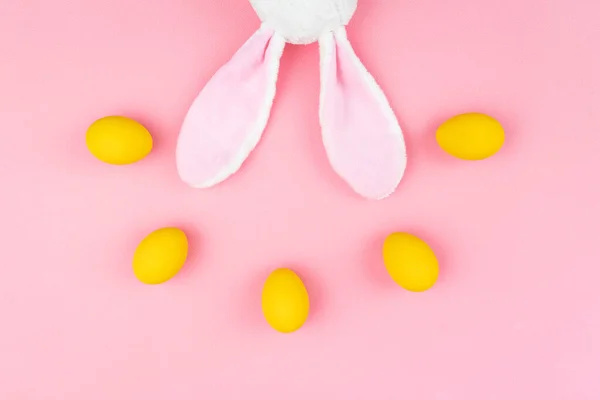 Ostertag Kleines Hasenohr Mit Verzierten Eiern — Stockfoto