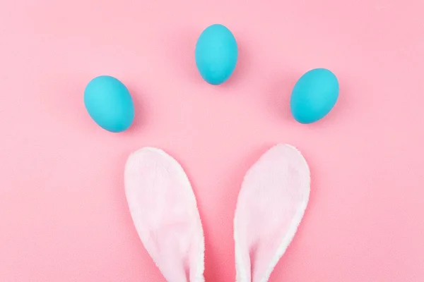 Ostertag Kleines Hasenohr Mit Verzierten Eiern — Stockfoto