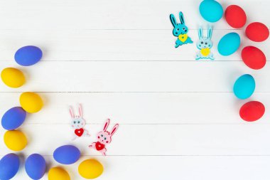 Paskalya günü süslü yumurtaları olan küçük tavşancık.