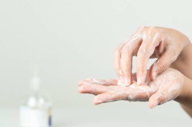 Kadın, virüsü, mikrobu ve bakteriyi korumak için bakteri önleyici sabunla elini temizledi.