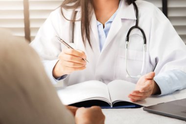 Doktor hasta elleriyle yakın çekim konuşuyor. Teşhis, kadın hastalıklarının önlenmesi, sağlık, sağlık hizmetleri ve danışmanlık