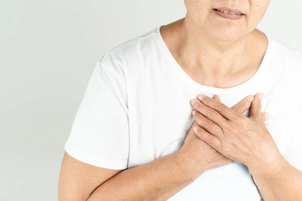 Vieja Mujer Ataque Corazón Sosteniendo Pecho Sobre Fondo Blanco —  Fotos de Stock