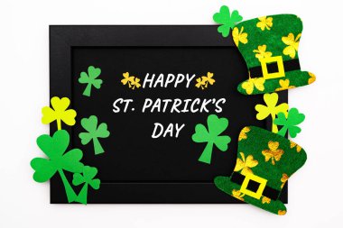 St Patricks gün, şenlikli Leprikon şapka ve yeşil Shamrocks fotoğraf çerçevesi üzerinde