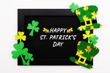 St Patricks gün, şenlikli Leprikon şapka ve yeşil Shamrocks fotoğraf çerçevesi üzerinde