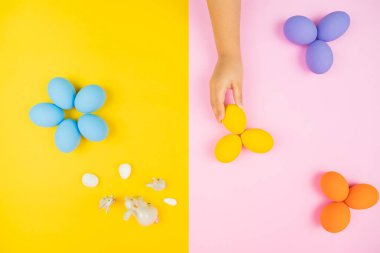 Paskalya Günü küçük tavşan kulaklı çocuk eli ve süslü yumurtalar