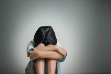 Yalnız, korkmuş, üzgün, bunalımlı çocuklar, ezildikten sonra karanlık odada ağlıyorlar.