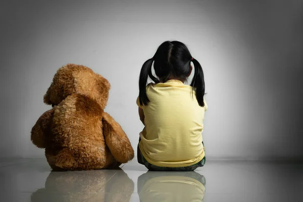 Holčička Medvídkem Sedící Podlaze Prázdném Pokoji Duševní Depresivní Rodinný Koncept — Stock fotografie