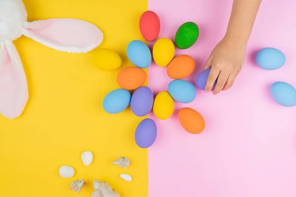 Ostertag Kleines Hasenohr Mit Kinderhand Und Verzierten Eiern — Stockfoto