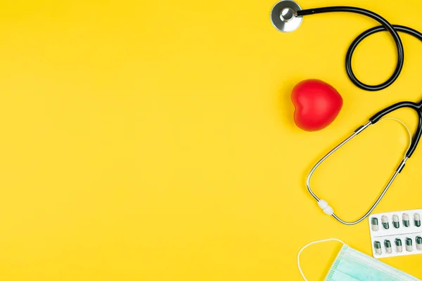 Världshälsodagskoncept Sjukvårdsförsäkring Med Rött Hjärta Stetoskop Mask Och Medicin — Stockfoto