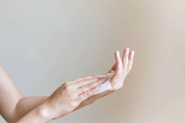 Γυναίκα Καθαρίζει Χέρια Της Λευκό Μαλακό Χαρτί Απομονώνονται Λευκό Φόντο — Φωτογραφία Αρχείου