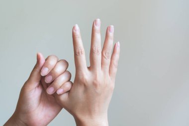 Acı çeken eline masaj yapan bir kadın. Sağlık ve Tıp Konsepti.