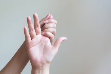 Acı çeken eline masaj yapan bir kadın. Sağlık ve Tıp Konsepti.