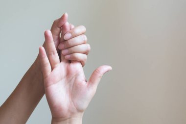 Acı çeken eline masaj yapan bir kadın. Sağlık ve Tıp Konsepti.
