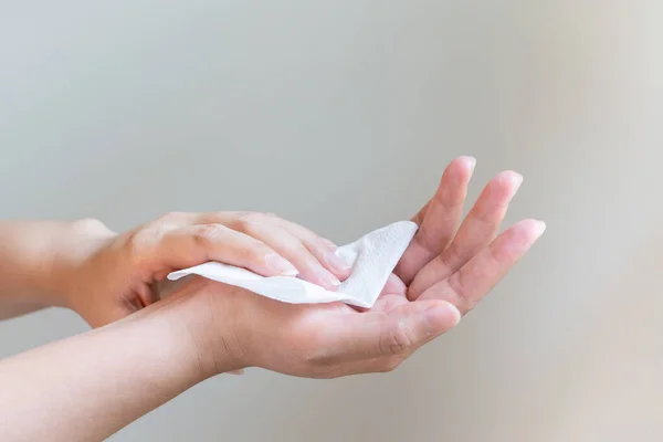Женщина Моет Руки Белой Бумагой Мягких Тканей Изолированные Белом Фоне — стоковое фото