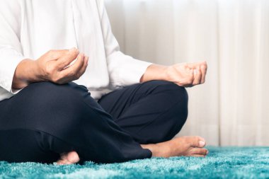 Meditasyon yapan yaşlı kadınlar için Covid-19 karantina aktivitesi riskten kaçınmak için evde kalın