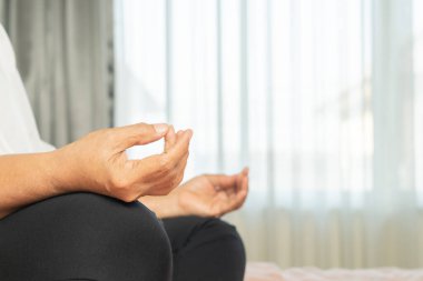 Meditasyon yapan yaşlı kadınlar için Covid-19 karantina aktivitesi riskten kaçınmak için evde kalın