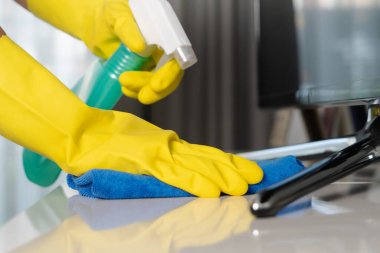 Covid-19 Coronavirus önleme için evde alkol spreyi ile temizlik masası