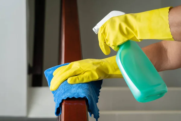 Corrimão Escada Limpeza Com Spray Álcool Para Prevenção Coronavirus Covid — Fotografia de Stock