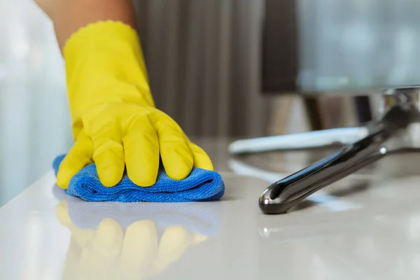 Mesa Limpeza Casa Com Spray Álcool Para Prevenção Coronavírus Covid — Fotografia de Stock