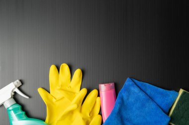 Ev bakımı için temizlik seti, COVID-19 koronavirüs salgını için temizlik. Üst görünüm