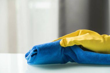 Covid-19 Coronavirus alkol ile dezenfekte edilmiş ev, mikro lifli plastik eldiven alkol spreyiyle temizlenmiş ev. Koronavirüsün yayılmasını engelle