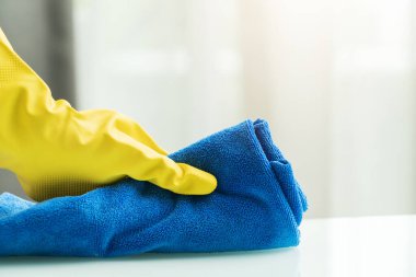 Covid-19 Coronavirus alkol ile dezenfekte edilmiş ev, mikro lifli plastik eldiven alkol spreyiyle temizlenmiş ev. Koronavirüsün yayılmasını engelle