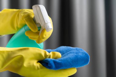 Covid-19 Coronavirus alkol temizleme spreyiyle evi dezenfekte ederek Coronavirüs 'ün yayılmasını engeller.