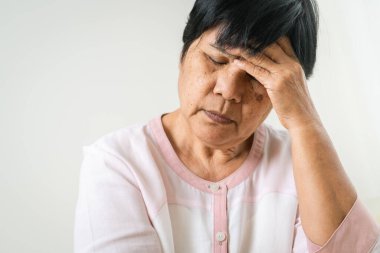 Baş ağrısı, stres, yaşlı kadının migreni, yaşlıların sağlık sorunları