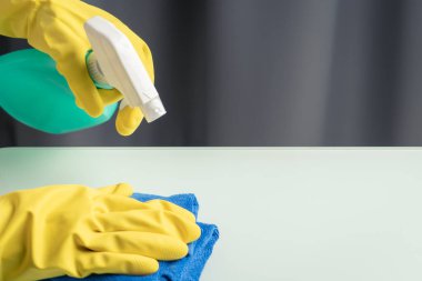 Covid-19 Coronavirus alkol temizleme spreyiyle evi dezenfekte ederek Coronavirüs 'ün yayılmasını engeller.