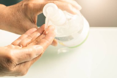 Covid-19 Coronavirus el temizleme konsepti, temizleme ve virüsü, mikrobu, bakteriyi temizlemek için bakteri sabunu ve alkol jeli ya da anti-bakteri kullanımı
