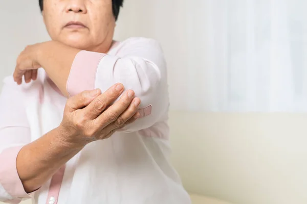 Dolor Codo Anciana Que Sufre Dolor Codo Hogar Problema Salud — Foto de Stock