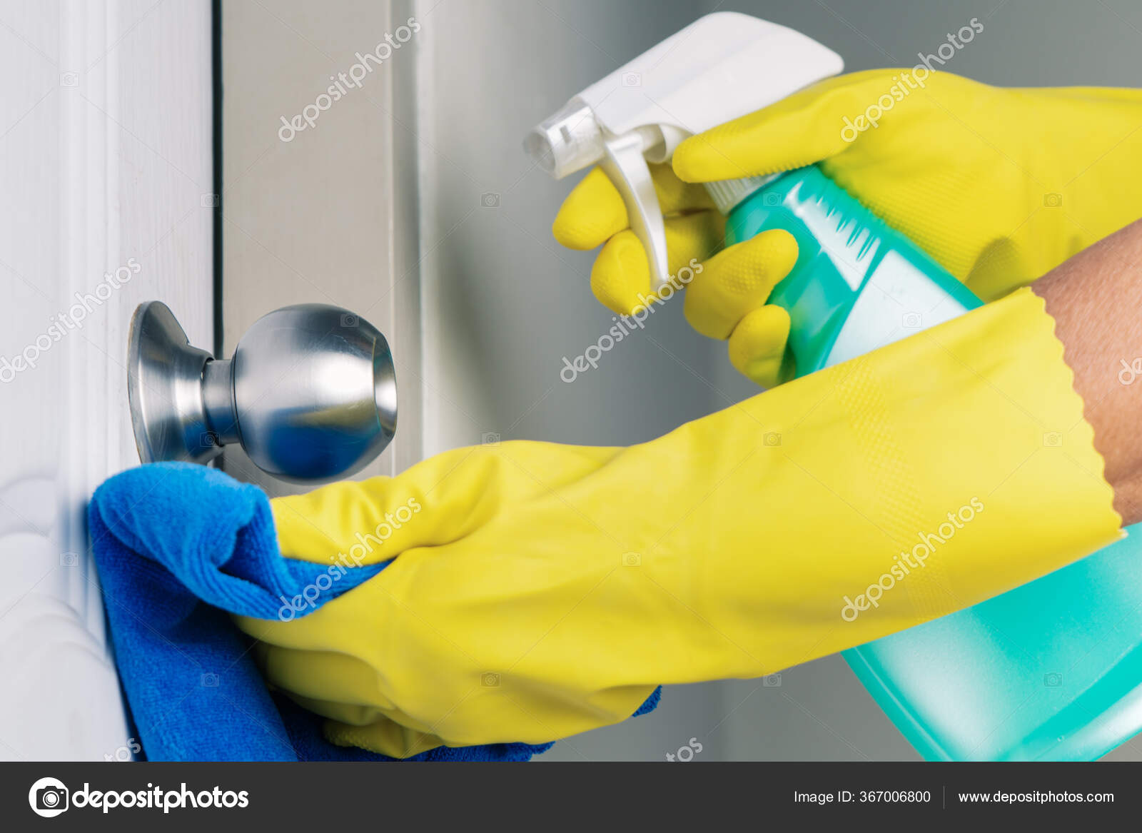 Дезинфицируйте дверные ручки. Двери прочистки. Cleaning the Door. Desinsection. Чистит двери от имулса.