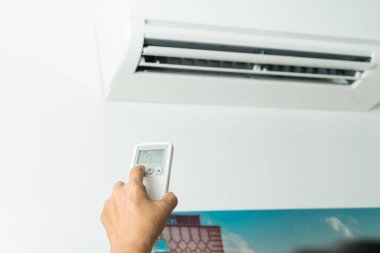 Enerji Tasarruf Konsepti, klimaya yönelik uzaktan kumanda sistemi, evdeki yaşlı el kontrol kliması.
