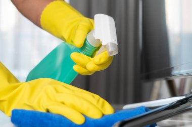 Covid-19 Coronavirus önleme için evde alkol spreyi ile temizlik masası