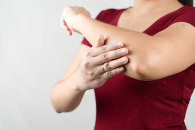 Dirsek ağrısı, yaralanan genç kadınlar, sağlık ve tıbbi konsept