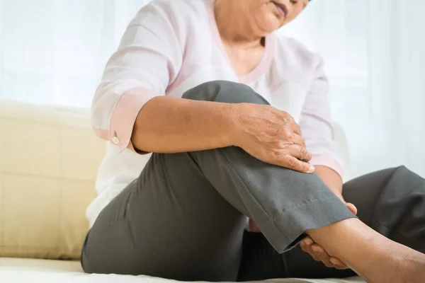 Evde Yaşlı Bir Kadının Bacak Ağrısı Yaşlı Konseptinin Sağlık Sorunu — Stok fotoğraf
