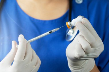 Covid-19 Coronavirus 'tan önleme, aşılama ve tedavi için aşı ve şırınga