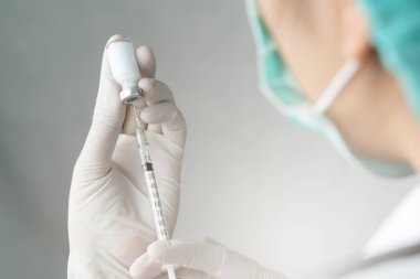 Covid-19 Coronavirus 'tan önleme, aşılama ve tedavi için aşı ve şırınga